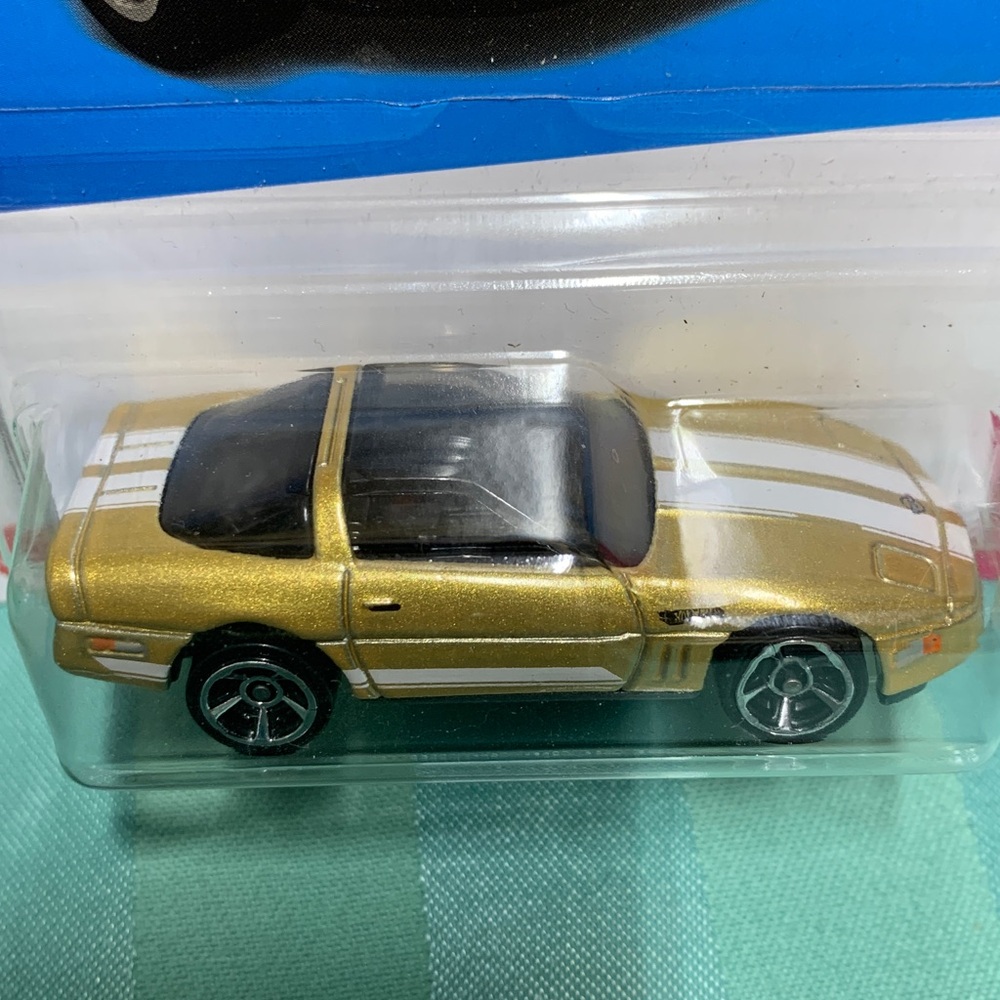 ‘84 Corvette Gold Hot wheel The ‘80s Toy Car - Picture 4 of 8